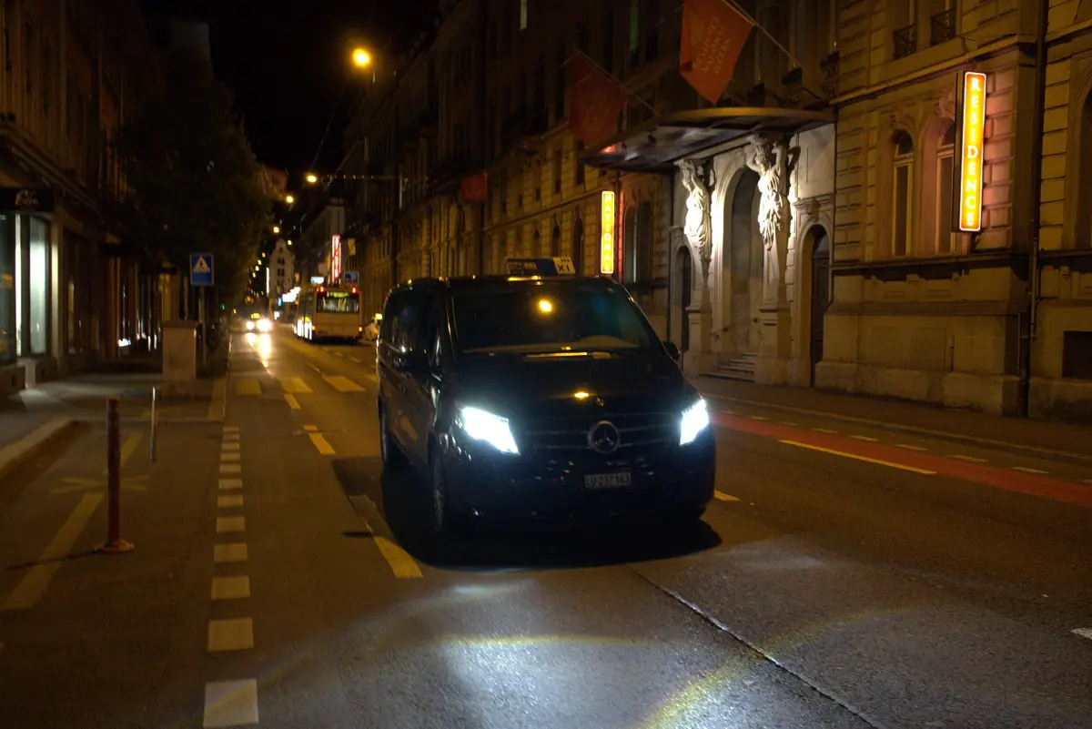 Mercedes Taxi bei Nacht