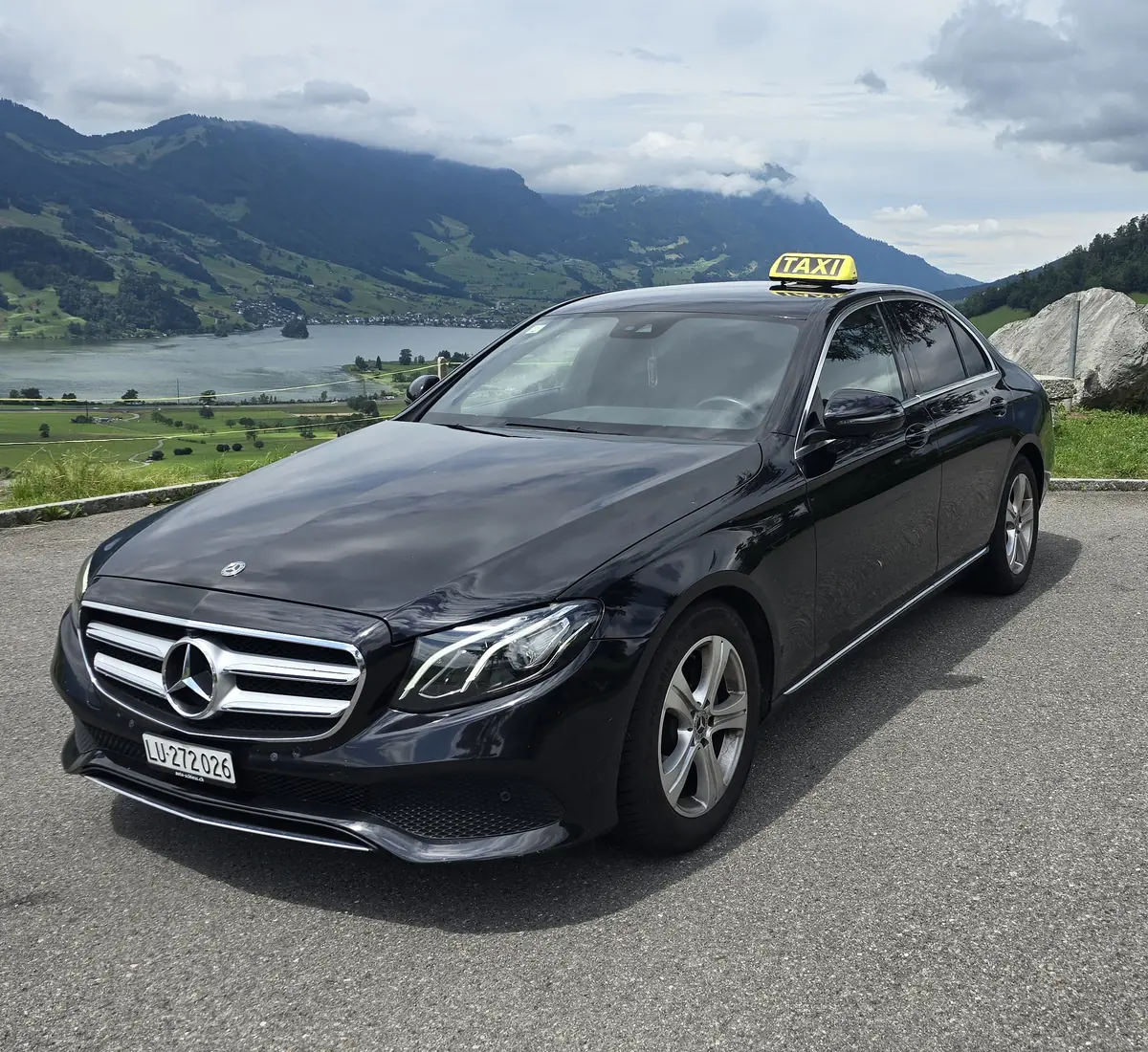 Mercedes mit Bergpanorama